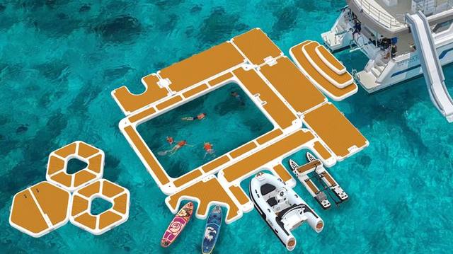 Badeplattform an einer Yacht